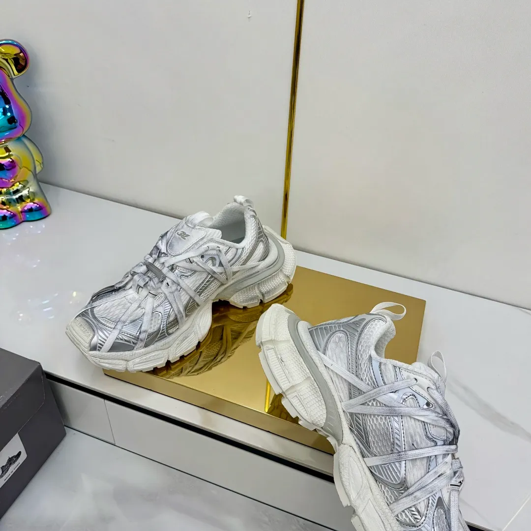 👟👟Ex-factory price 820👟👟 Balenciaga Balenciaga's latest popular 9th generation 3XL Sneaker Spider-Man series, couple's dad shoes, original purchase, development and production. Balenciaga 3XL Sneaker's overall shoe shape draws on the creative ideas of Balenciaga Track and Balenciaga Runner. It is equivalent to removing the outer frame of the Track shoe body while inheriting the streamlined shape and shape of the Runner. Track flat toe, new color matching, the entire shoe body is integrated into the spider binding shoelace design decoration, the exaggerated shape is more prominent. Fabric: original customized imported technical fabric + mesh inner lining: original customized breathable mesh lining. Outsole: original molded 5-layer ultra-light MD combination rubber sole. Bottom thickness: 5CM. Size: 35-45. Original packaging.